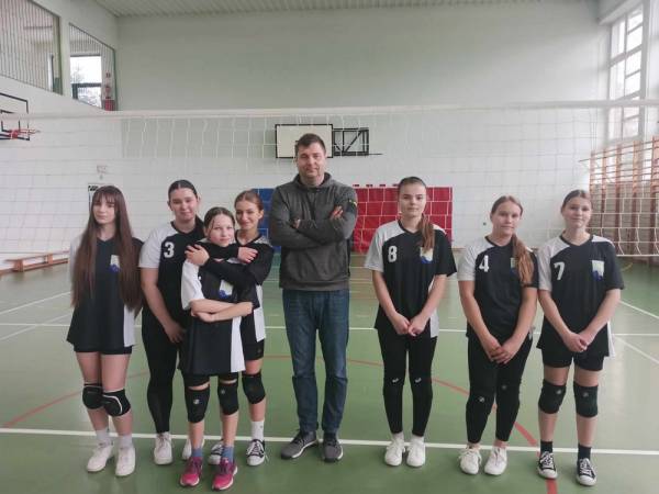 1 miejsce w zawodach powiatowych w piłkę siatkową dziewcząt dla SP Nowy Żmigród 